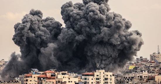 الاحتلال الإسرائيلى يواصل قصفه لقطاع غزة فى اليوم الـ 195 من الحرب