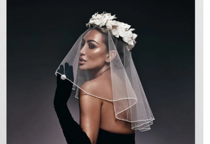 «عروسة أم إثارة للجدل»، مايا دياب ترتدي فستان زفاف