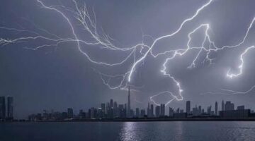 برق ورعد وتحول النهار لليل.. مشاهد من أمطار غزيرة على الإمارات “فيديو”