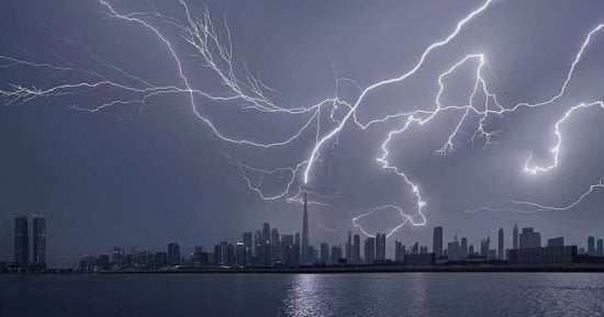 برق ورعد وتحول النهار لليل.. مشاهد من أمطار غزيرة على الإمارات “فيديو”
