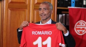 من أجل نجله.. عودة روماريو للملاعب في سن الـ58 عاماً