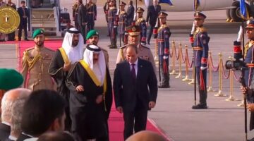 الرئيس السيسي يستقبل ملك البحرين حمد بن عيسى بمطار القاهرة