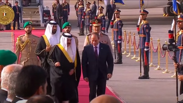 الرئيس السيسي يستقبل ملك البحرين حمد بن عيسى بمطار القاهرة