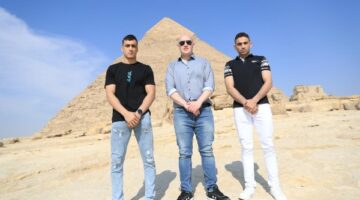 المقاتلان إسلام رضا وأحمد طارق يروجان للسياحة المصرية من الأهرامات