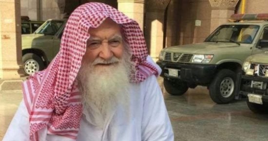 وفاة الحاج أبو السباع بعد استضافتة لزوار المسجد النبوى لـ40 عاما.. فيديو وصور