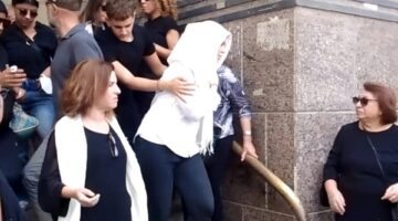 “بالحجاب الأبيض” .. انهيار يسرا اللوزي في جنازة والدتها بمسجد عمر مكرم