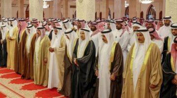 ملك البحرين يؤدى صلاة الجنازة على جثمان الشيخ عبدالله بن سلمان بن خالد(صور)